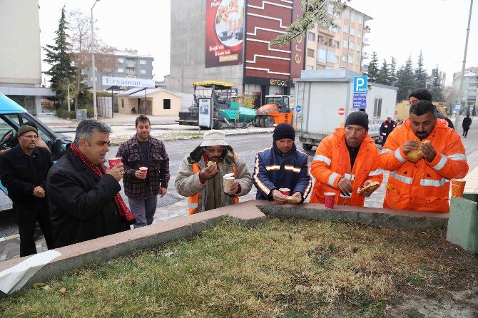 Başkan Özgüven işçilerle mesaide