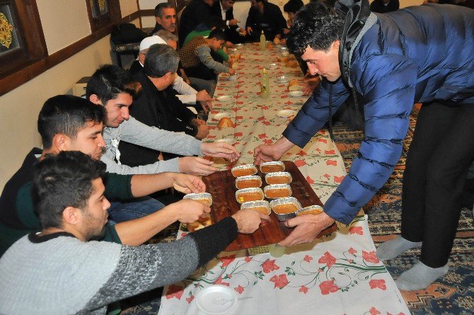 Akşehirli gençler sabah namazında buluştu