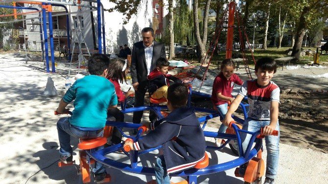 Seydişehir Belediyesi parklardaki oyun gruplarını yeniliyor