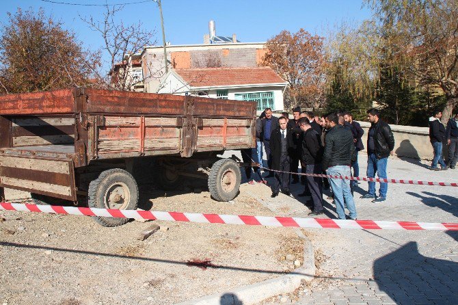 Traktör römorku ile duvar arasında sıkışan çocuk öldü