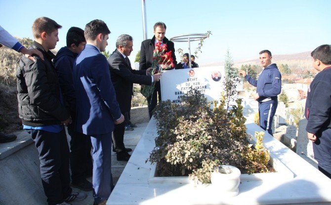 Seydişehir Belediyesi Gençlik Meclisi’nden trafik kazasında hayatını kaybeden öğretmenin mezarına ziyaret