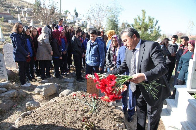 Seydişehir Belediyesi Gençlik Meclisi’nden trafik kazasında hayatını kaybeden öğretmenin mezarına ziyaret