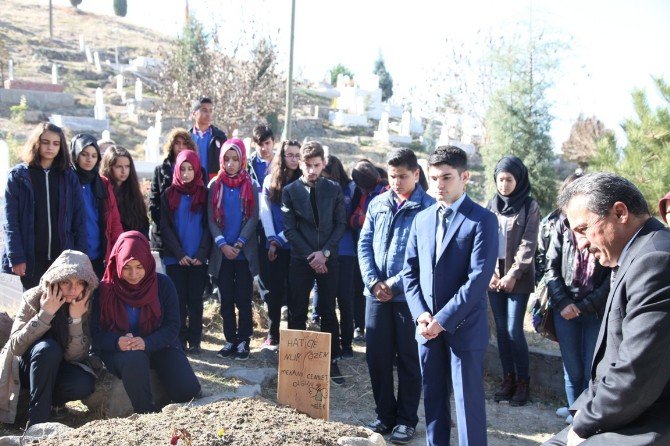 Seydişehir Belediyesi Gençlik Meclisi’nden trafik kazasında hayatını kaybeden öğretmenin mezarına ziyaret