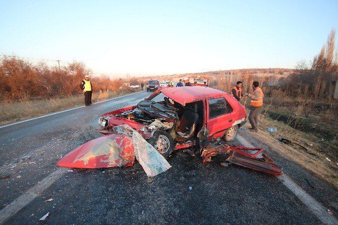 Otomobille minibüs çarpıştı 5 kişi yaralandı