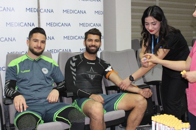 Konyaspor’da futbolcular kan verdi