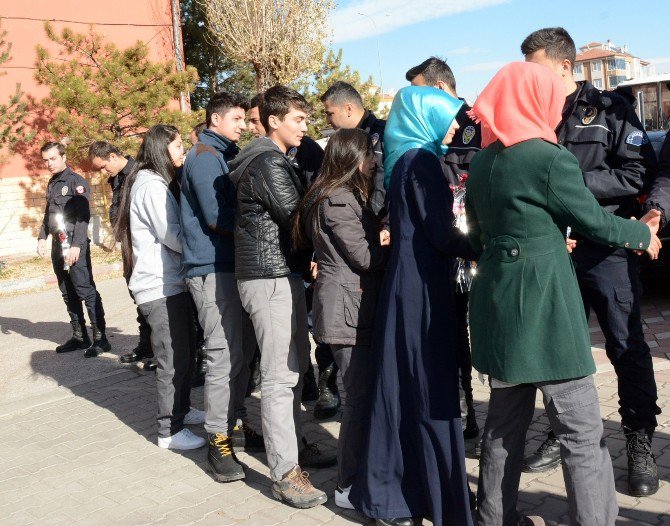 Aksaray’da lise öğrencilerinden polise destek