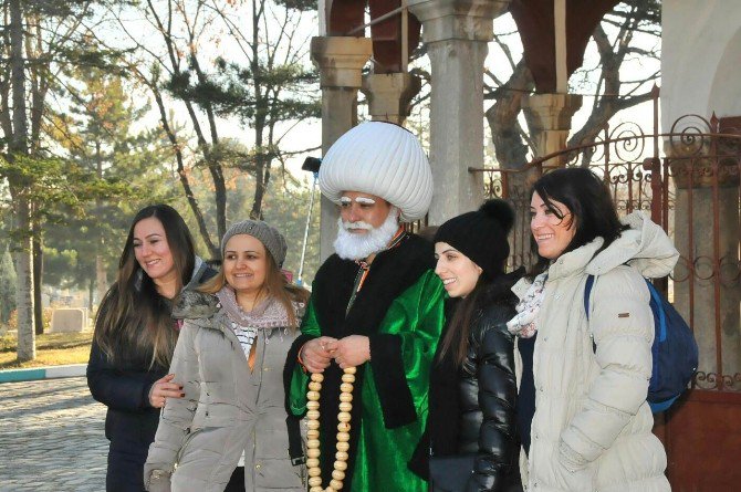 Akşehir’e gelen misafirleri Nasreddin Hoca karşılıyor