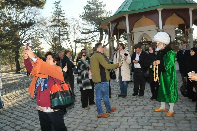 Akşehir’e gelen misafirleri Nasreddin Hoca karşılıyor