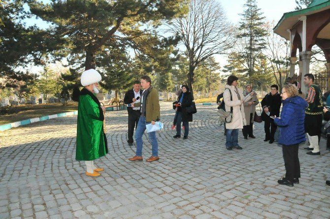 Akşehir’e gelen misafirleri Nasreddin Hoca karşılıyor