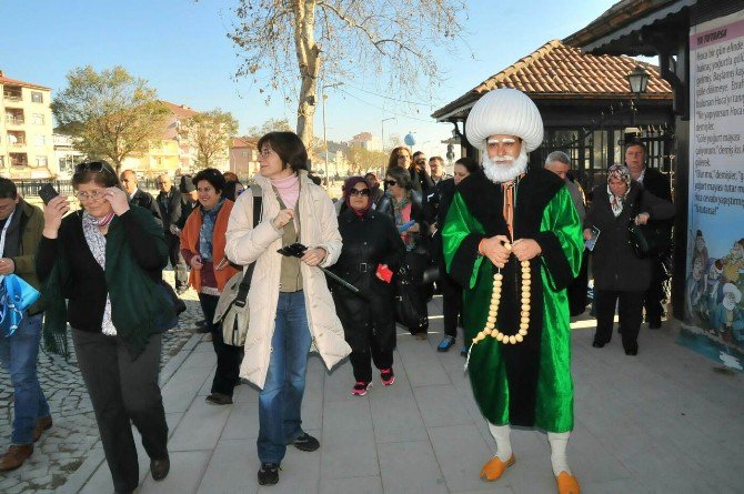 Akşehir’e gelen misafirleri Nasreddin Hoca karşılıyor