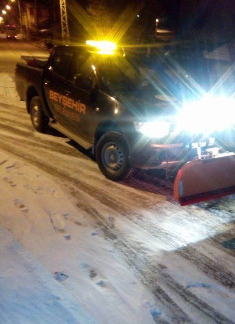 Beyşehir ve Derebucak’ta kar yağışı ulaşımda aksamalara yol açıyor