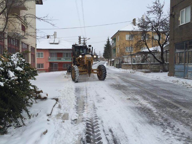 Beyşehir ve Derebucak’ta kar yağışı ulaşımda aksamalara yol açıyor