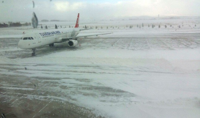 Konya’da uçuşlara kar engeli