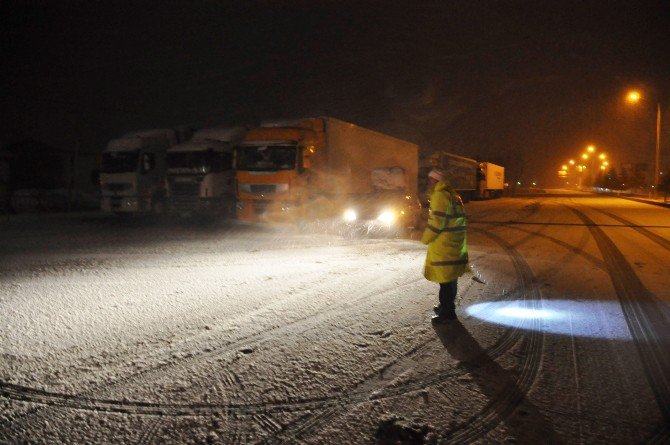 Seydişehir’de trafiğe kar engeli