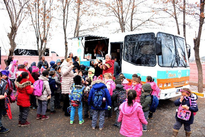 Aksaray Belediyesi mobil çorba aracı ile ücretsiz çorba dağıtıyor