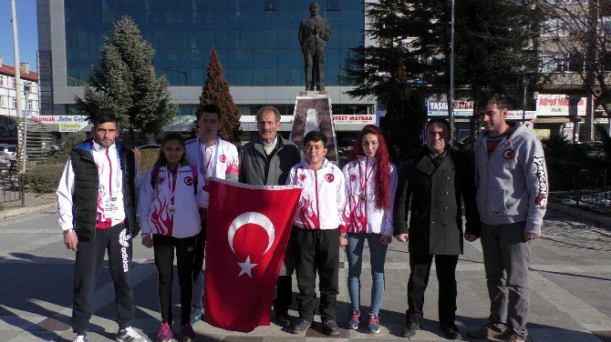 Dereceye giren Beyşehirli milli sporcular madalyalarını şehitlere hediye etti