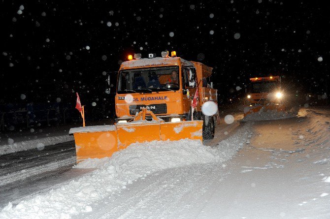 Konya Büyükşehir’in kar mesaisi 24 saat devam ediyor