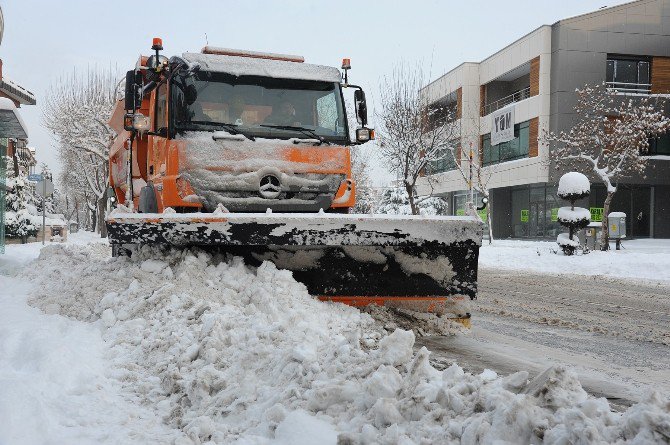 Konya Büyükşehir’in kar mesaisi 24 saat devam ediyor