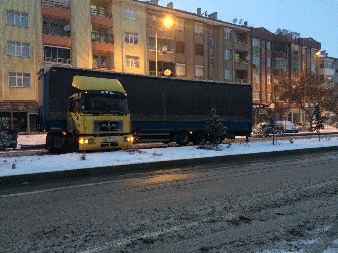 Kulu’da yoğun kar yağışı ulaşımı olumsuz etkiliyor