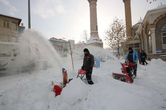 Beyşehir’de kaldırımlar kardan arındırılıyor