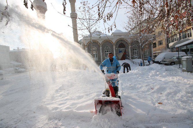 Beyşehir’de kaldırımlar kardan arındırılıyor