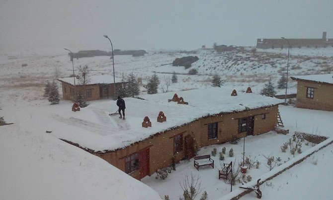 Konyalı sanatçıların kaldığı Sonsuz Şükran Köyü beyaza büründü