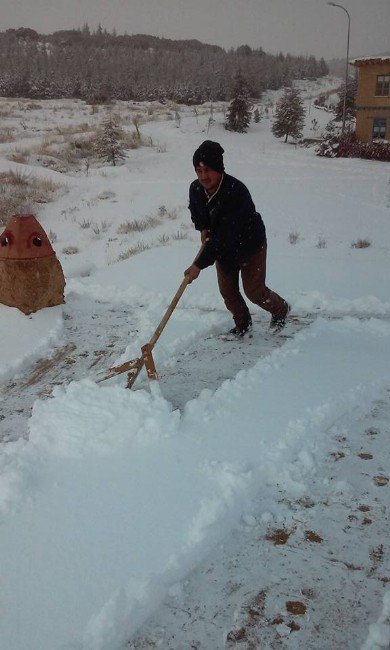 Konyalı sanatçıların kaldığı Sonsuz Şükran Köyü beyaza büründü