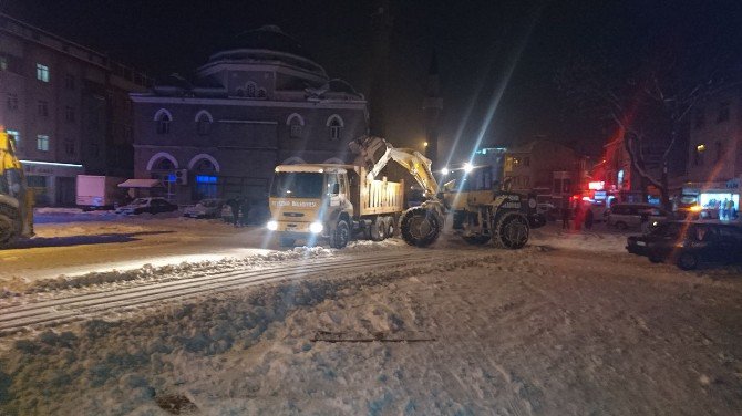 Beyşehir’de kar yığınları kamyonlarla şehir dışında taşınıyor