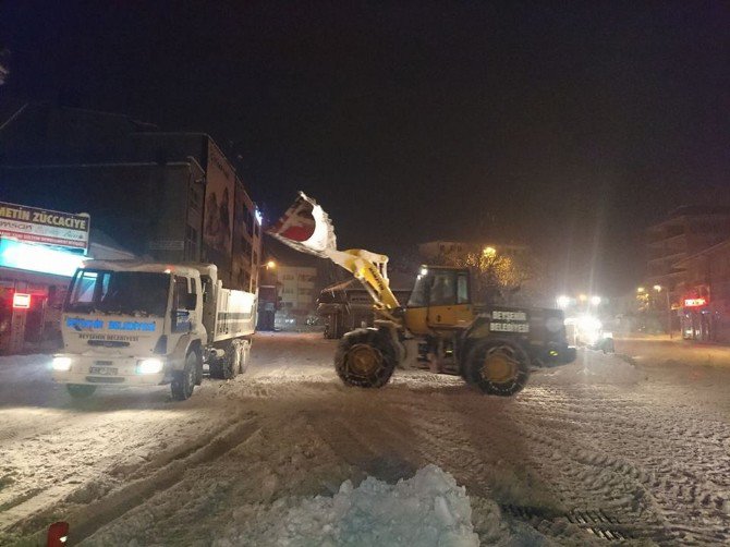 Beyşehir’de kar yığınları kamyonlarla şehir dışında taşınıyor