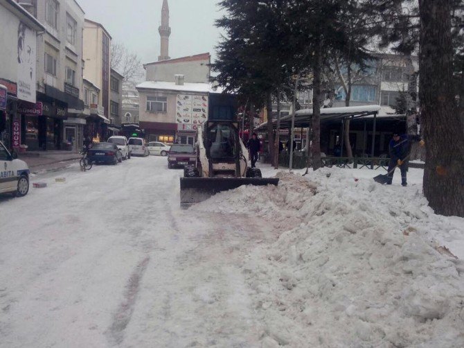 Beyşehir’de kar yığınları kamyonlarla şehir dışında taşınıyor