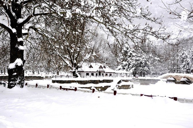 Seydişehir’de beyaza bürünen Kuğulu Park’ta kartpostallık fotoğraflar