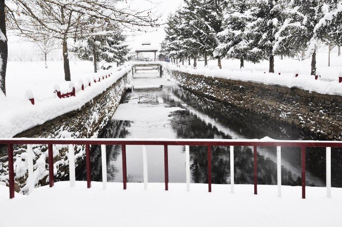 Seydişehir’de beyaza bürünen Kuğulu Park’ta kartpostallık fotoğraflar