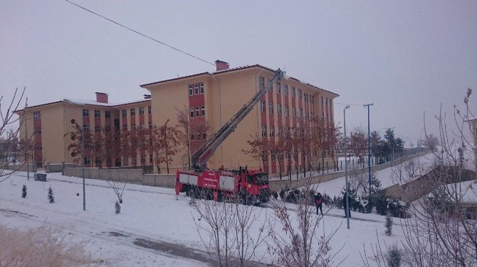 Beyşehir’de itfaiye, tehlike arz eden buz sarkıtlarını temizliyor