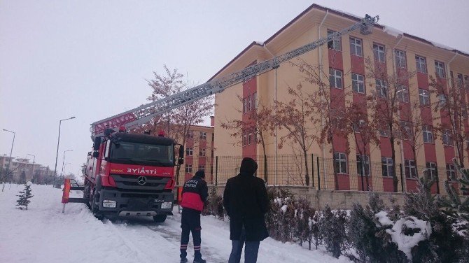 Beyşehir’de itfaiye, tehlike arz eden buz sarkıtlarını temizliyor