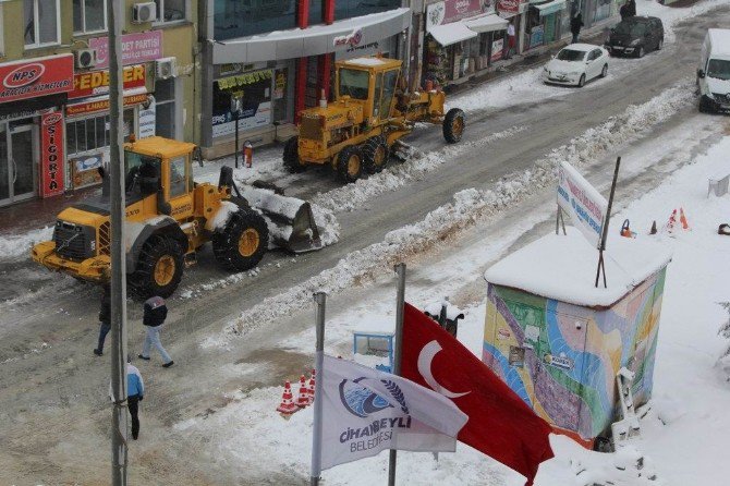 Cihanbeyli’de karla mücadele çalışmaları sürüyor