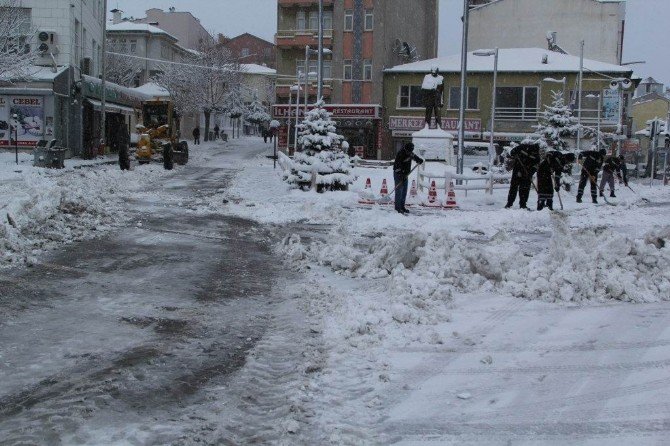 Cihanbeyli’de karla mücadele çalışmaları sürüyor