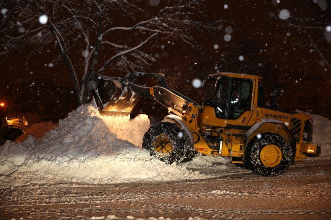 Başkan Altay, belediye ekipleriyle kar nöbetinde