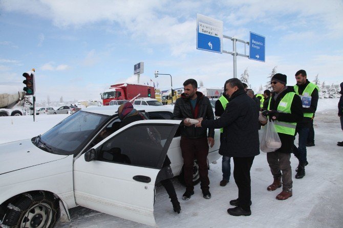 Seydişehir’de yolun açılmasını bekleyenlere kumanya ikramı