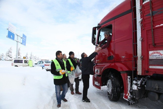 Seydişehir’de yolun açılmasını bekleyenlere kumanya ikramı