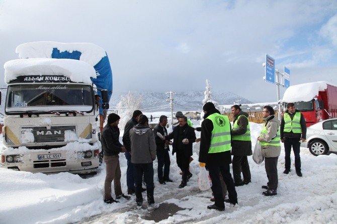 Seydişehir’de yolun açılmasını bekleyenlere kumanya ikramı