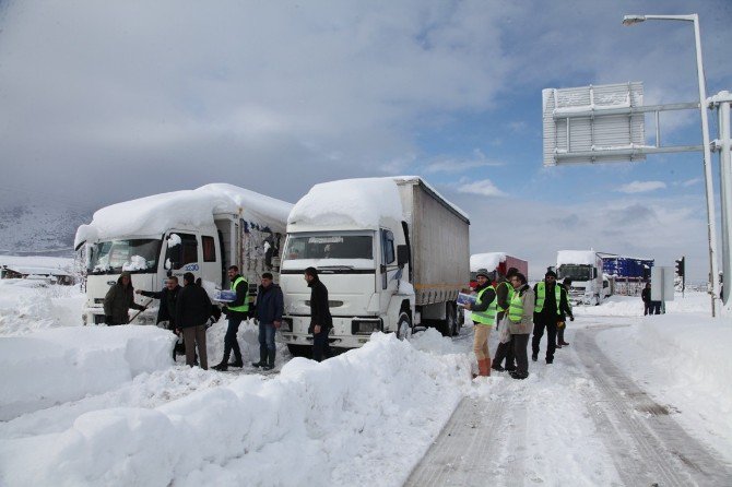 Seydişehir’de yolun açılmasını bekleyenlere kumanya ikramı