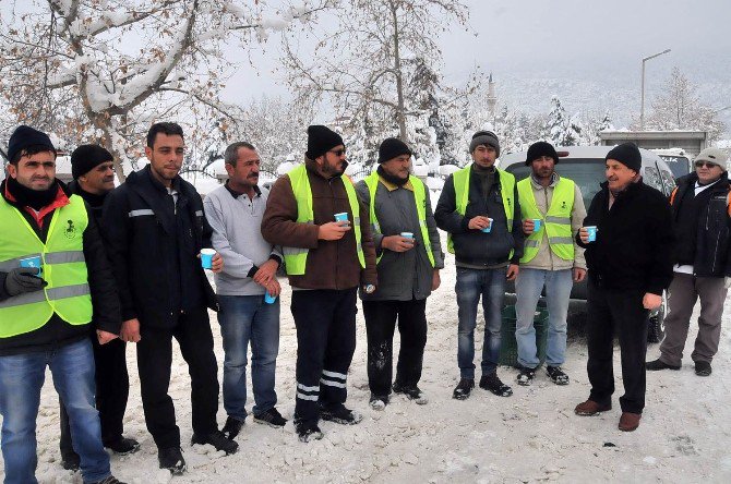 Başkan Akkaya’dan kar temizlik ekiplerine sıcak salep ikramı