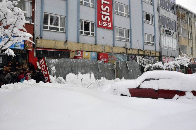 İş yerlerinin önündeki tente kardan çöktü