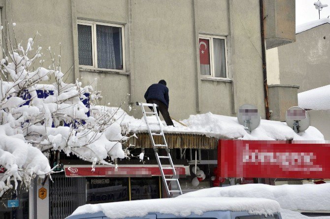 İş yerlerinin önündeki tente kardan çöktü