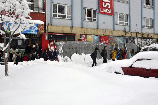 İş yerlerinin önündeki tente kardan çöktü