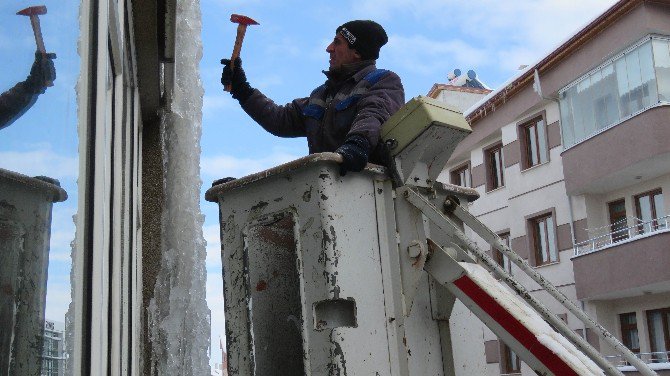 Beyşehir’de çatılardaki buz ve kütlelerine karşı anonslu uyarı