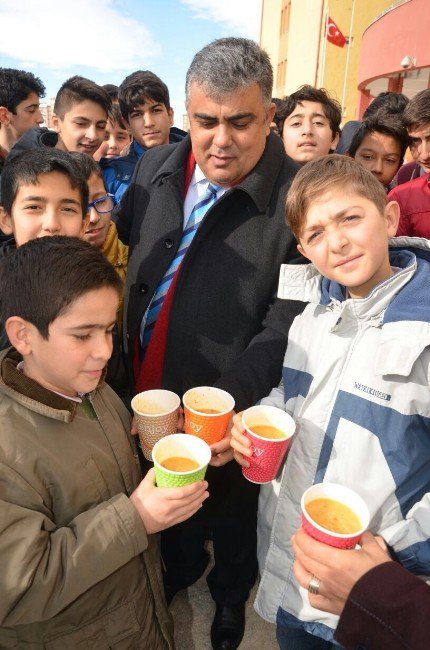 Ereğli Belediyesi’nin öğrencilere çorba ikramı sürüyor