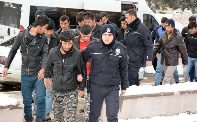 Aksaray’da uyuşturucu taciri 13 Afgan adliyeye sevk edildi