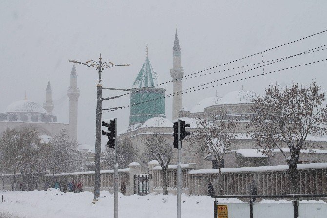 Konya’da kar yeniden etkisini artırdı