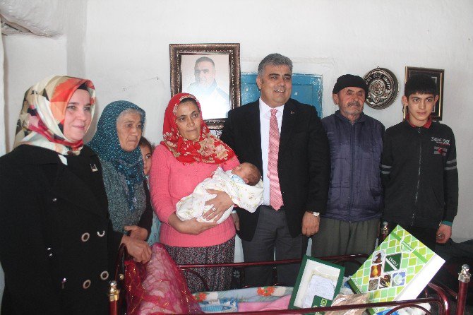 Üç günlük bebeğe şehit polis “Fethi Sekin”in adı verildi